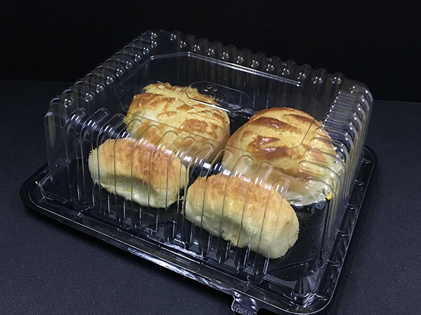 Canton fair 2018 Rectangular Plastic Cake Display Container with Clear Dome Lid